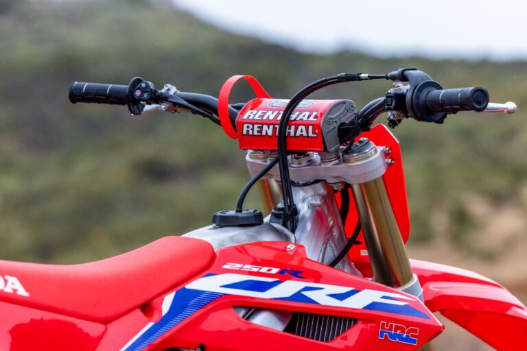 22YM_CRF250R_EXTREME_RED_LOCATION_00036