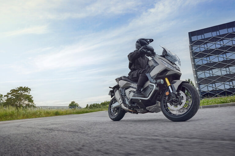 25YM_X-ADV_Location_Action_00651