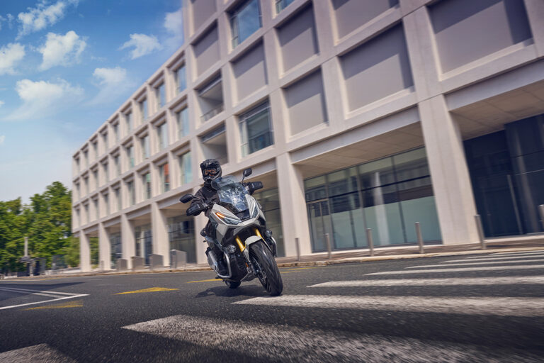 25YM_X-ADV_Location_Action_06571