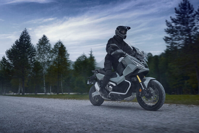 25YM_X-ADV_Location_Action_0752